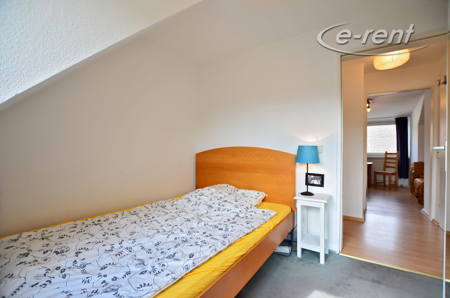 Modern möblierte Wohnung mit Schrägen in Köln-Neustadt-Süd