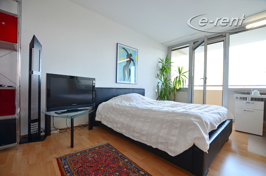 Modernly furnished and bright open-plan apartment with balcony in Cologne-Zollstock