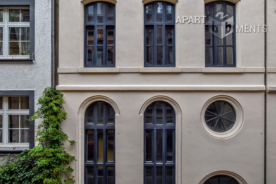 Antik möblierte und extravagante Altbauwohnung in Köln-Altstadt-Nord