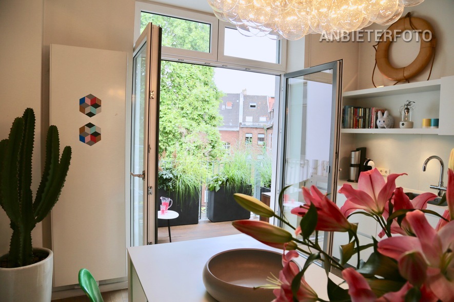 Offen gehaltene und modern möblierte Wohnung mit Balkon in Köln-Neustadt-Süd