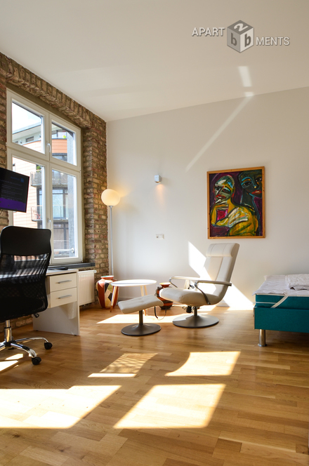 High-quality furnished apartment with gallery in Cologne-Altstadt-North