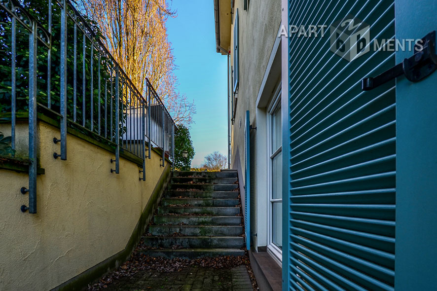 Helle und modern möblierte Wohnung mit Terrasse in Köln-Hahnwald