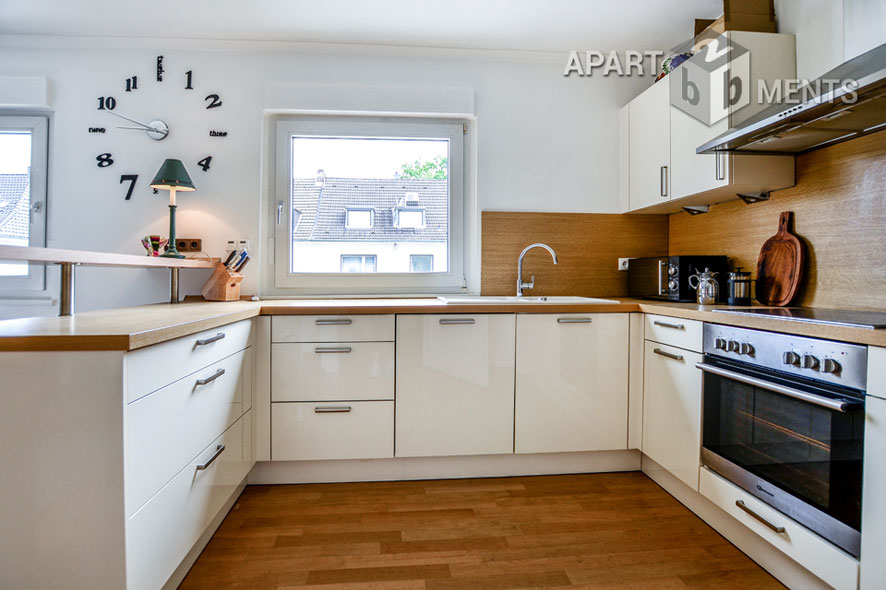 Möblierte Wohnung auf 2 Ebenen mit 2 Bädern und 2 Balkonen in Köln-Riehl