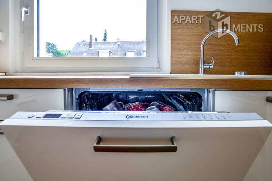 Möblierte Wohnung auf 2 Ebenen mit 2 Bädern und 2 Balkonen in Köln-Riehl
