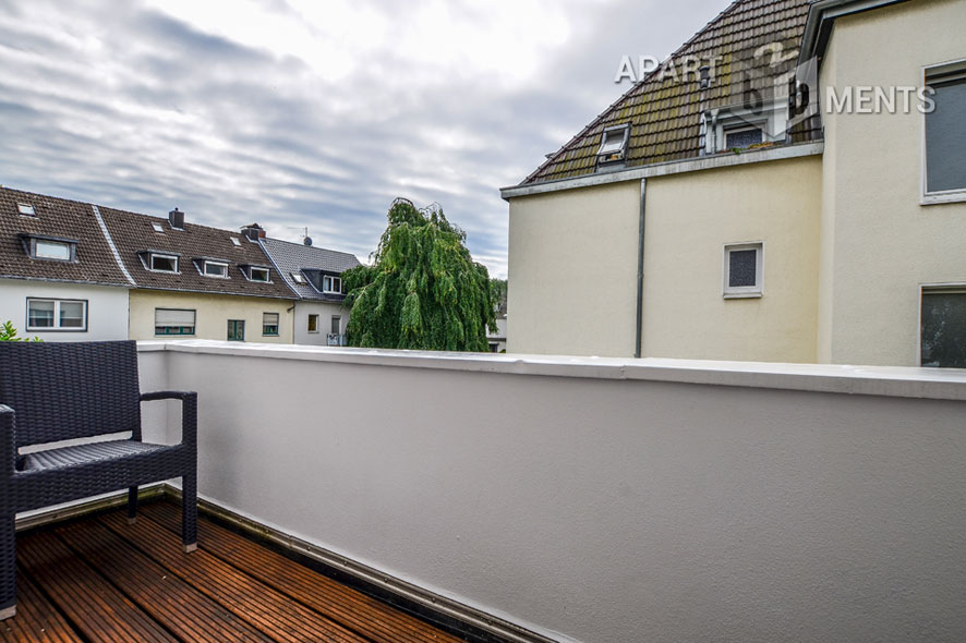 Möblierte Wohnung auf 2 Ebenen mit 2 Bädern und 2 Balkonen in Köln-Riehl