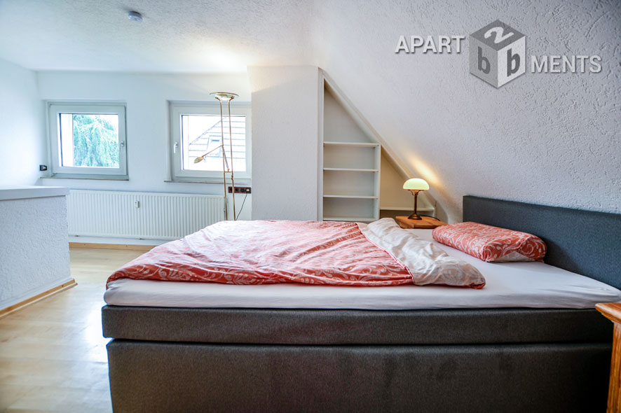 Möblierte Wohnung auf 2 Ebenen mit 2 Bädern und 2 Balkonen in Köln-Riehl