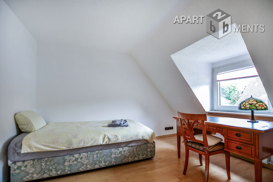 Möblierte Wohnung auf 2 Ebenen mit 2 Bädern und 2 Balkonen in Köln-Riehl