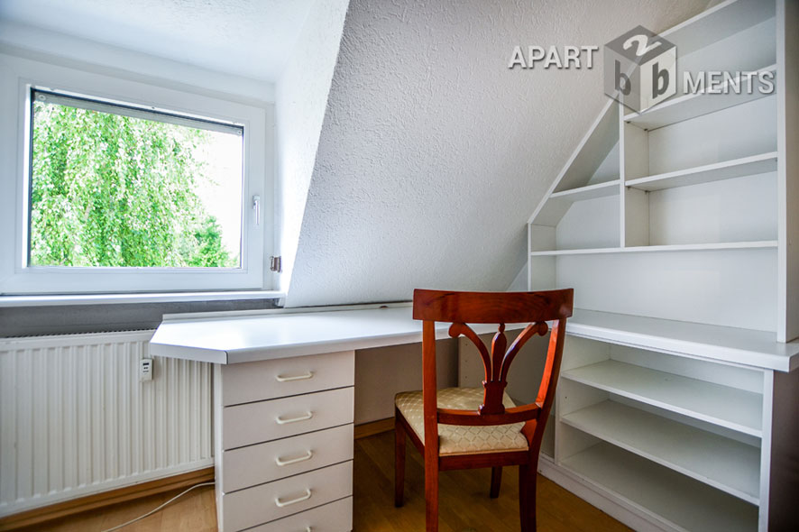 Möblierte Wohnung auf 2 Ebenen mit 2 Bädern und 2 Balkonen in Köln-Riehl