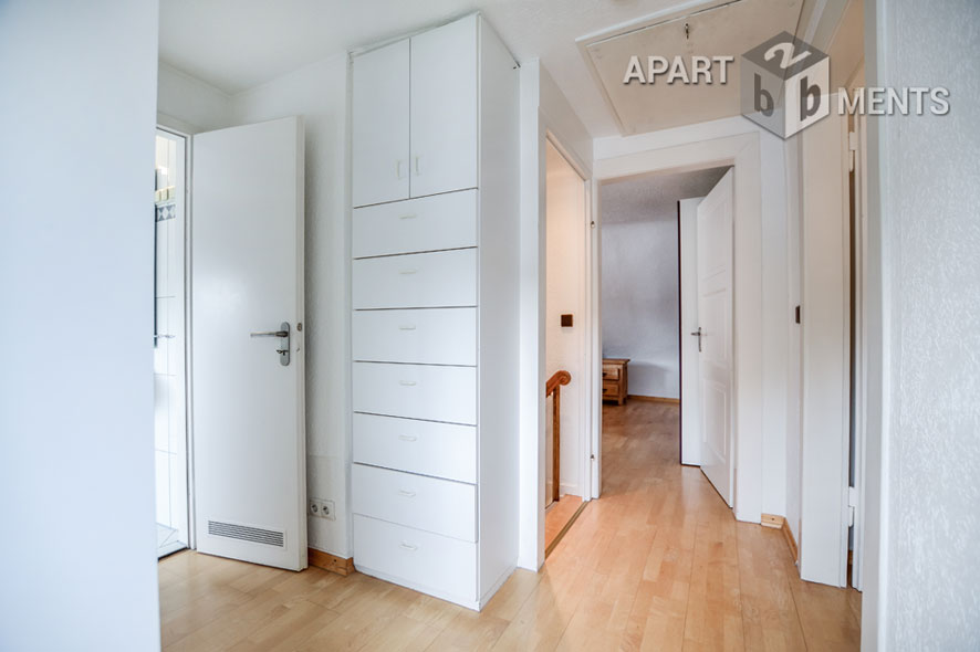 Möblierte Wohnung auf 2 Ebenen mit 2 Bädern und 2 Balkonen in Köln-Riehl