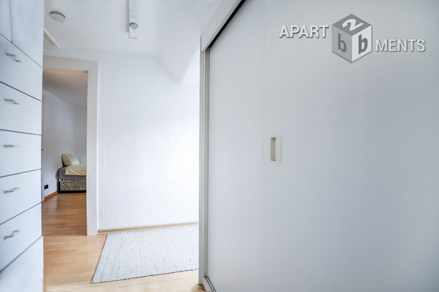 Möblierte Wohnung auf 2 Ebenen mit 2 Bädern und 2 Balkonen in Köln-Riehl