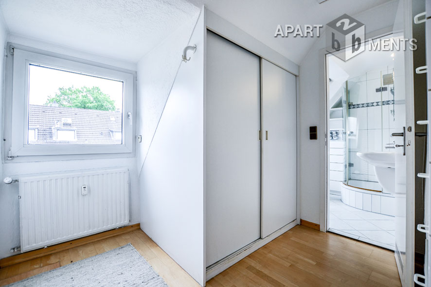 Möblierte Wohnung auf 2 Ebenen mit 2 Bädern und 2 Balkonen in Köln-Riehl