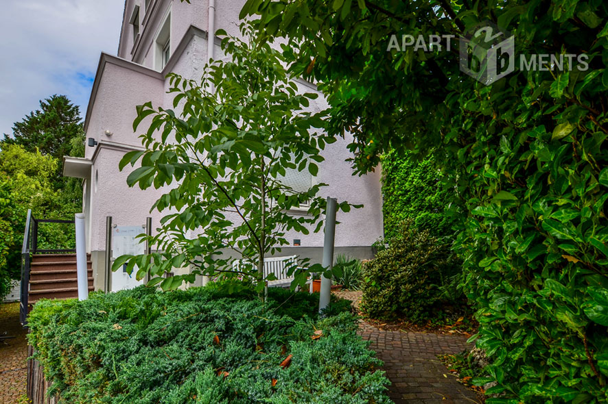 Möblierte Wohnung auf 2 Ebenen mit 2 Bädern und 2 Balkonen in Köln-Riehl