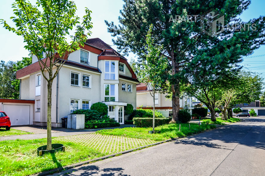 Partially furnished 3-room apartment with high-quality fitted kitchen and balcony in Cologne-Weiden