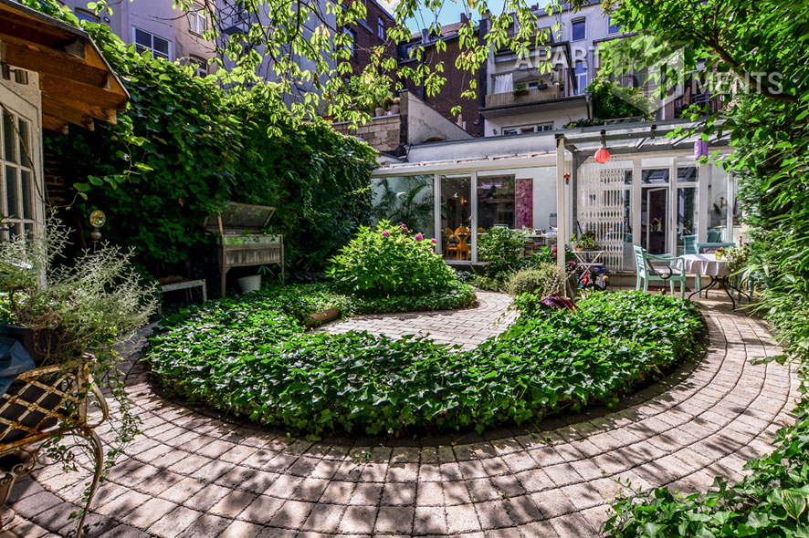 Modern furnished and spacious apartment with garden in Cologne-Neustadt-Süd