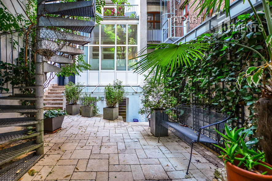 Modern furnished and spacious apartment with garden in Cologne-Neustadt-Süd