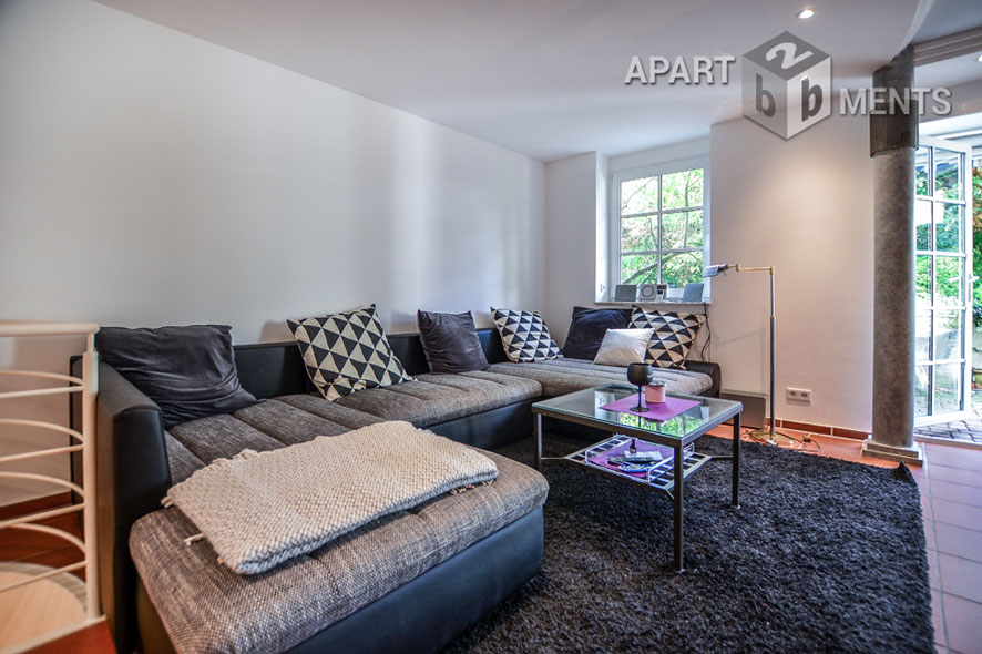 Möblierte 2-Zimmer-Maisonette-Wohnung mit Terrasse in Köln-Poll