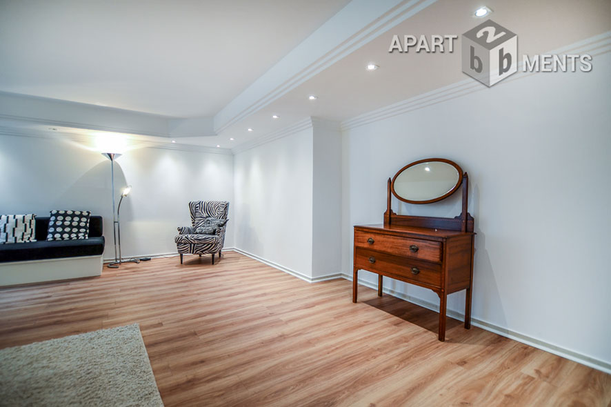Möblierte 2-Zimmer-Maisonette-Wohnung mit Terrasse in Köln-Poll