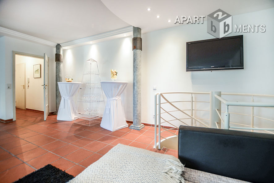 Möblierte 2-Zimmer-Maisonette-Wohnung mit Terrasse in Köln-Poll
