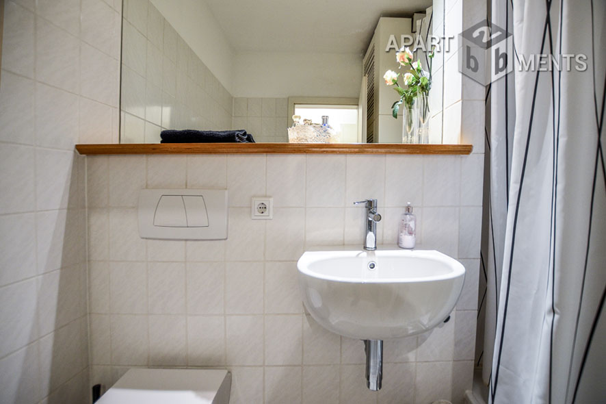 Möblierte 2-Zimmer-Maisonette-Wohnung mit Terrasse in Köln-Poll