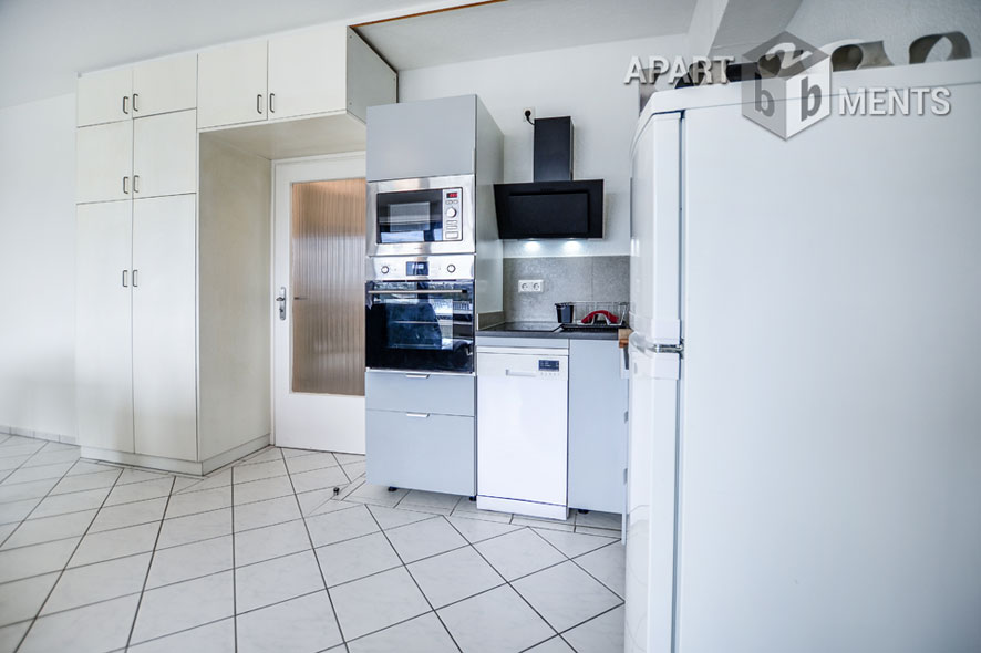 Möblierte Wohnung mit Panorama-Rheinblick und Balkon in Köln-Deutz