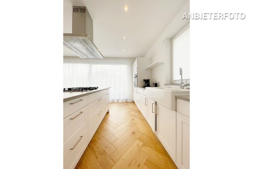 Furnished 3-room penthouse with XXL roof terrace in Cologne-Weiden