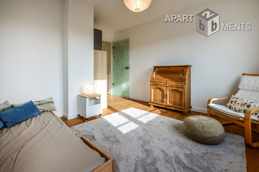 Furnished 4-room apartment with 2 bathrooms and balcony in Cologne-Nippes