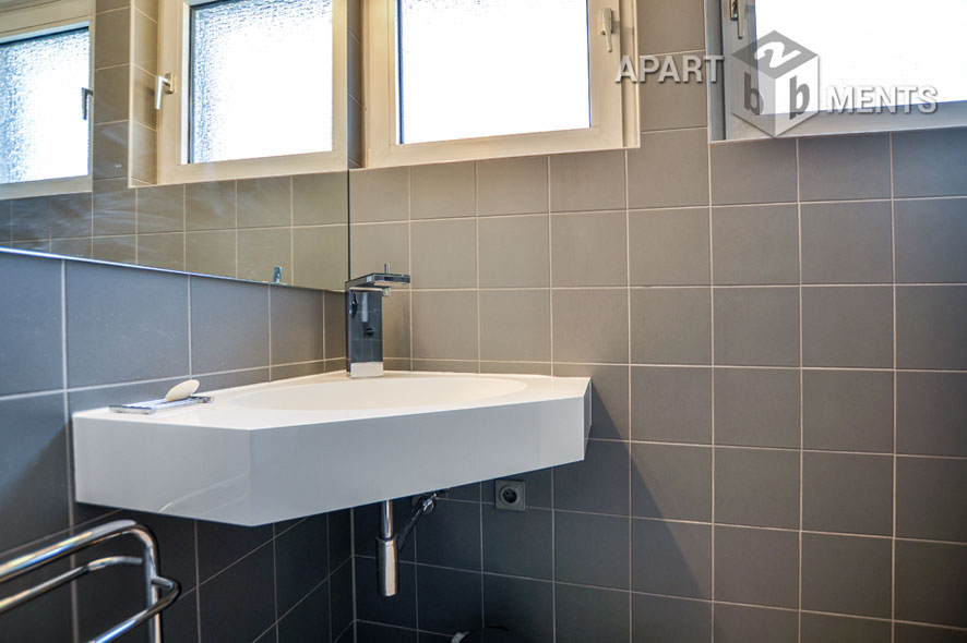 Klassisch möblierte 3-Zimmer-Wohnung mit Balkon in Köln-Sülz