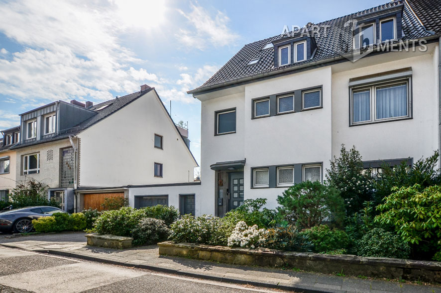 Klassisch möblierte 3-Zimmer-Wohnung mit Balkon in Köln-Sülz