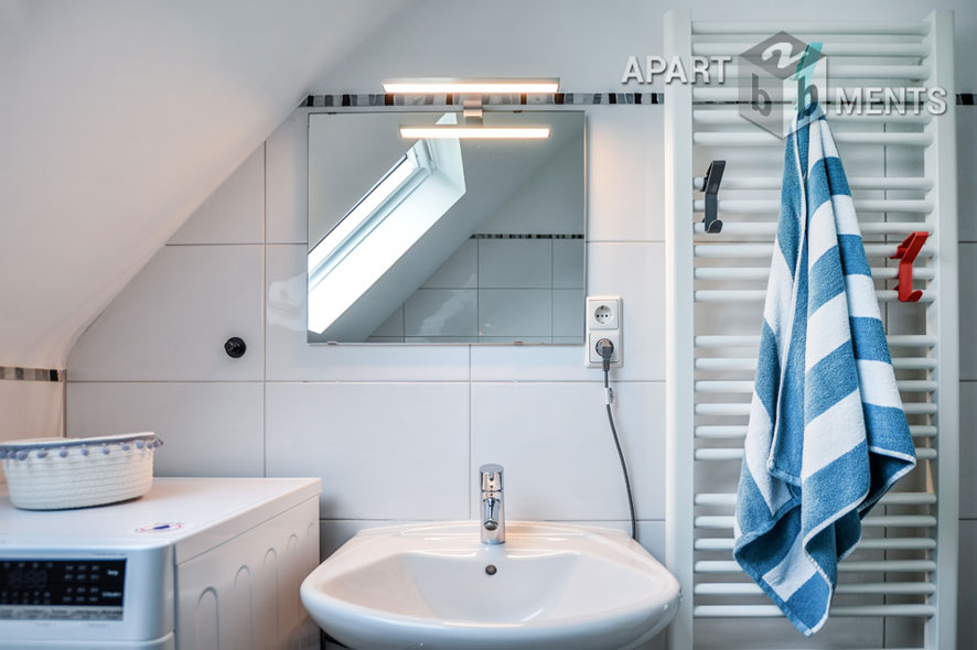 Möblierte 3-Zimmer-Wohnung mit Süd-Balkon in Köln-Marienburg