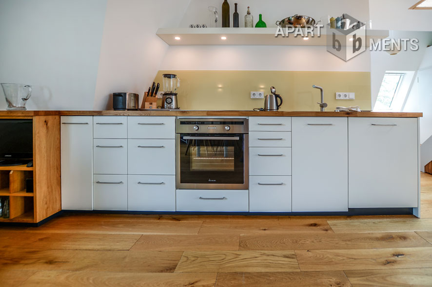 Erstklassig sanierte 1-Zimmer-Altbauwohnung mit sehr stilvoller moderner Möblierung
