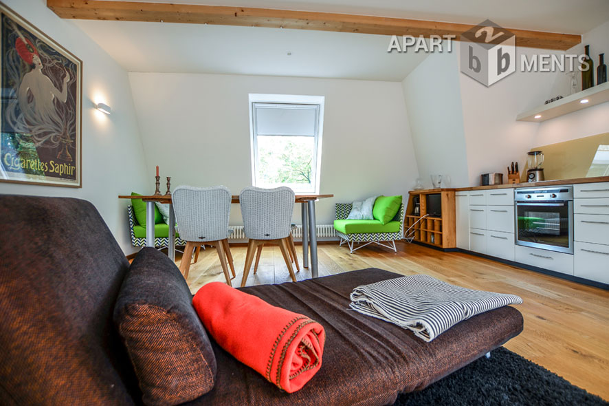 Erstklassig sanierte 1-Zimmer-Altbauwohnung mit sehr stilvoller moderner Möblierung