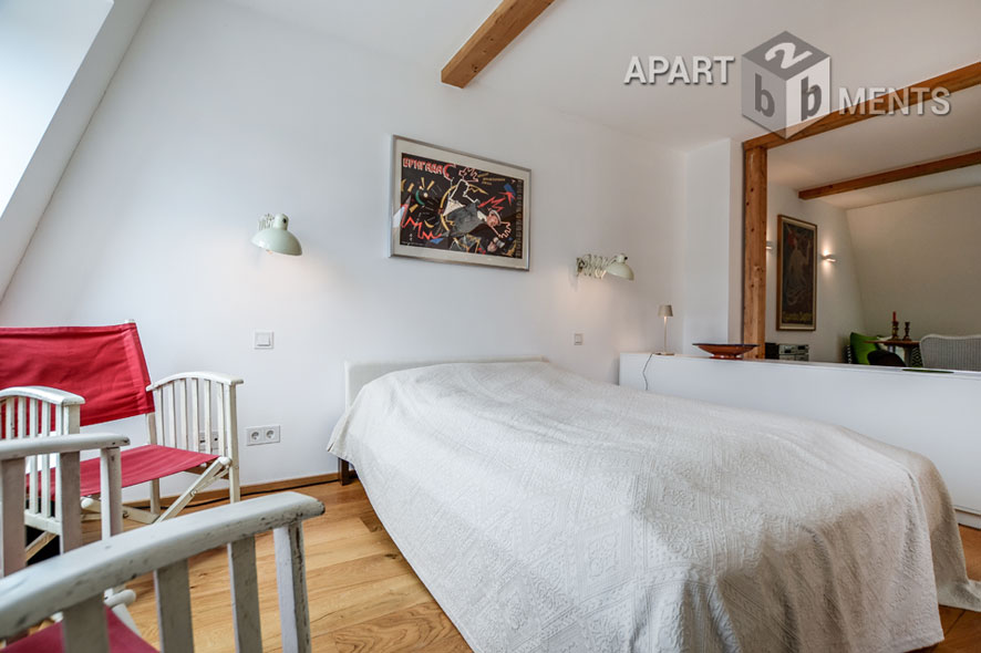 Erstklassig sanierte 1-Zimmer-Altbauwohnung mit sehr stilvoller moderner Möblierung