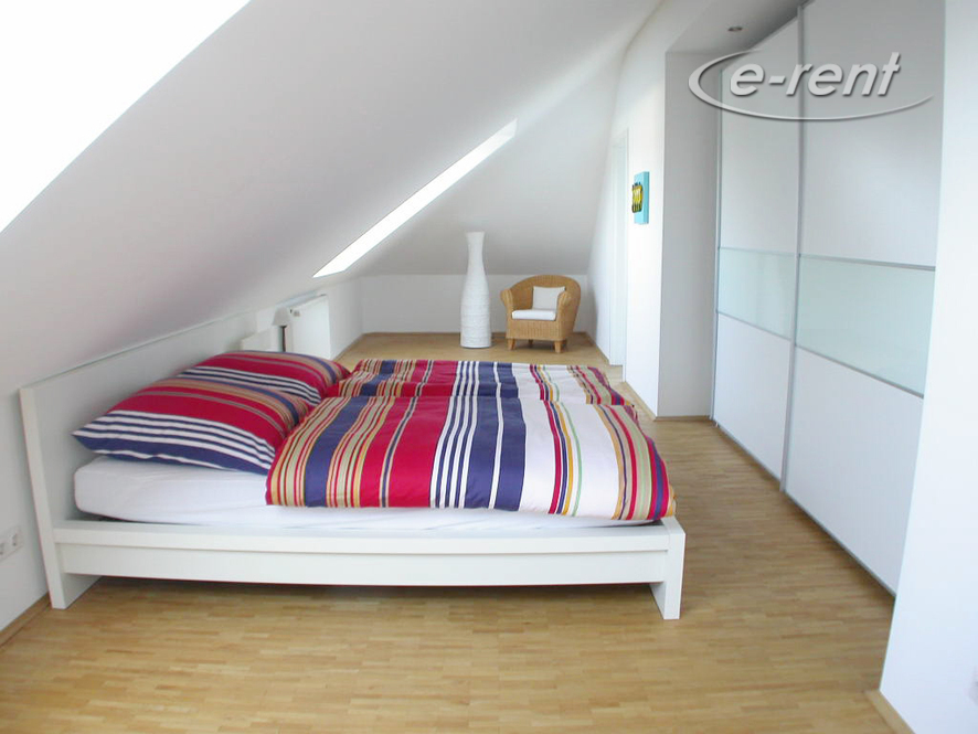 Modern möblierte und sehr helle Wohnung mit Schrägen in Düsseldorf-Eller