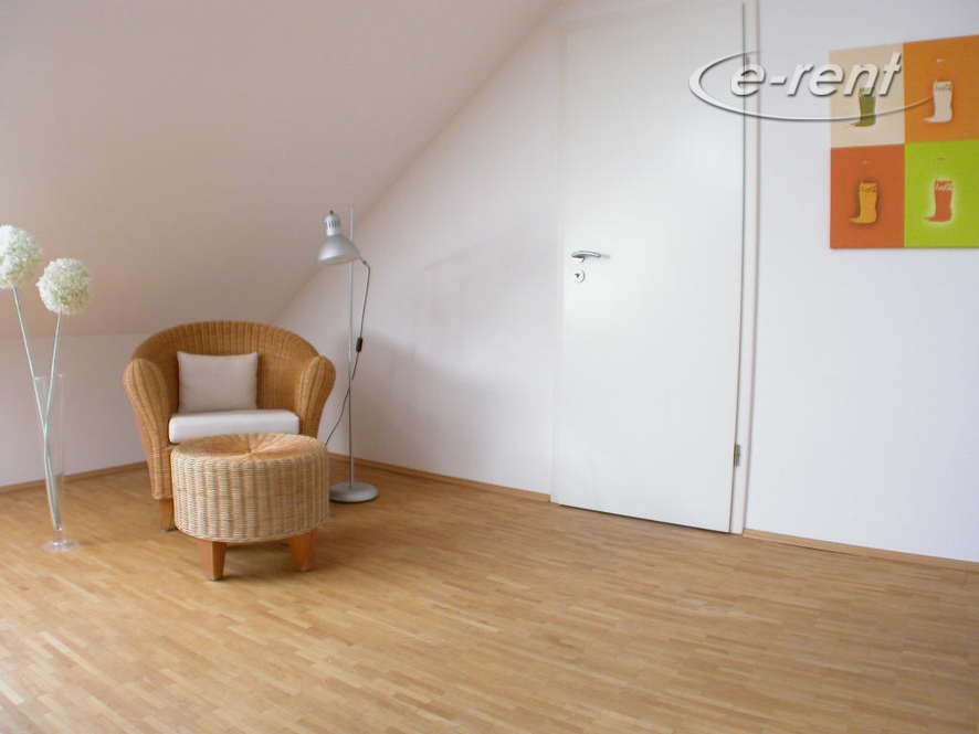 Modern möblierte und sehr helle Wohnung mit Schrägen in Düsseldorf-Eller