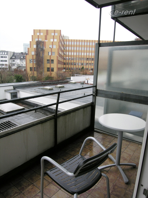 Möblierte und zentral gelegene Wohnung mit Balkon in Düsseldorf-Stadtmitte