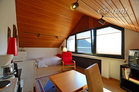Modern möbliertes Gästezimmer mit Dachschrägen in Hilden