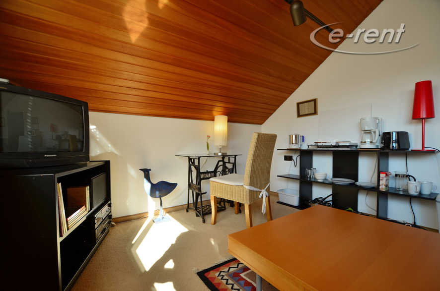 Modern möbliertes Gästezimmer mit Dachschrägen in Hilden