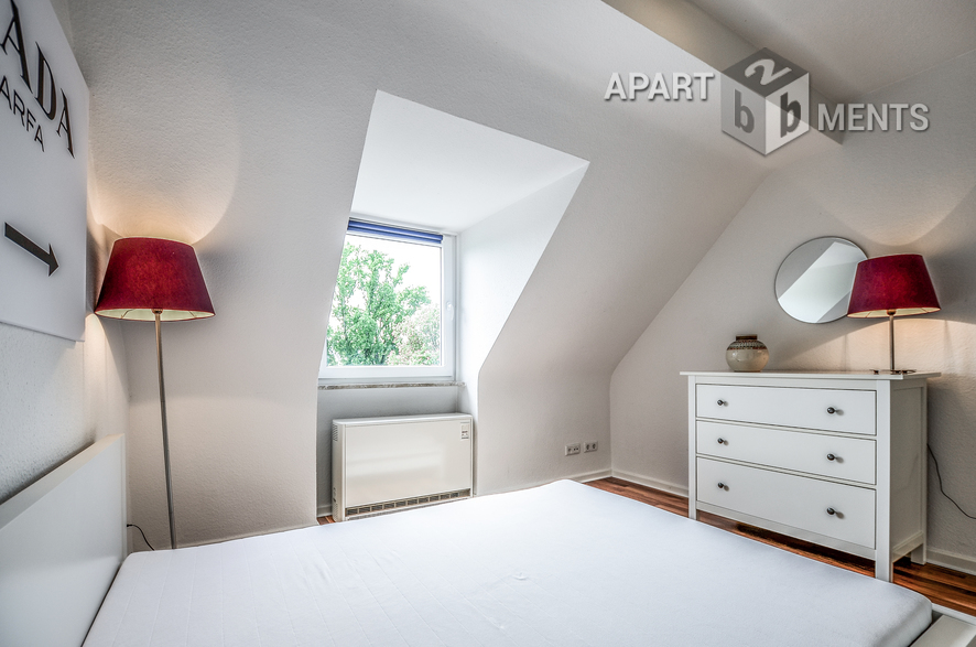 Modern möblierte Wohnung mit Dachschrägen in Düsseldorf-Wersten