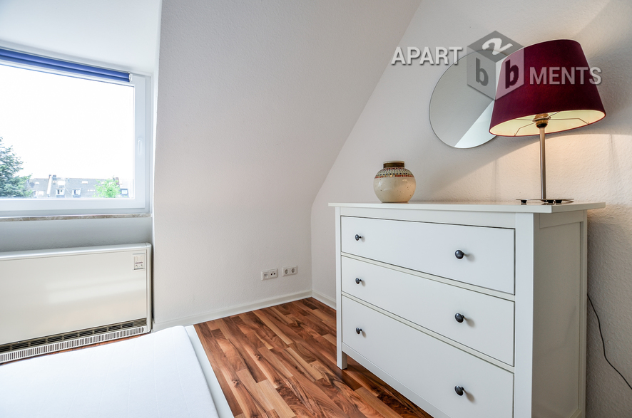 Modern möblierte Wohnung mit Dachschrägen in Düsseldorf-Wersten
