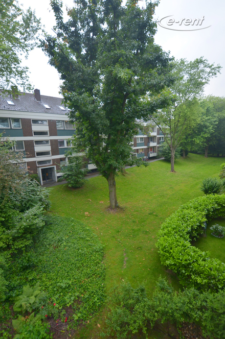 Modern möblierte und ruhig gelegene Wohnung mit Balkon in Düsseldorf-Niederkassel