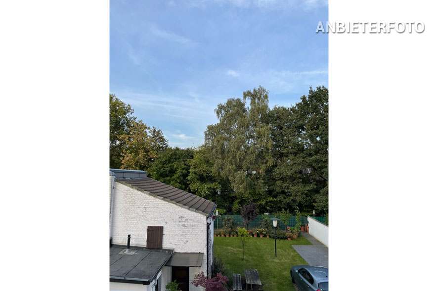 Möblierte und geräumige Wohnung mit Balkon in Düsseldorf-Eller
