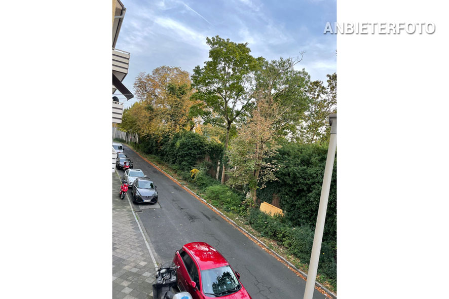 Möblierte und geräumige Wohnung mit Balkon in Düsseldorf-Eller