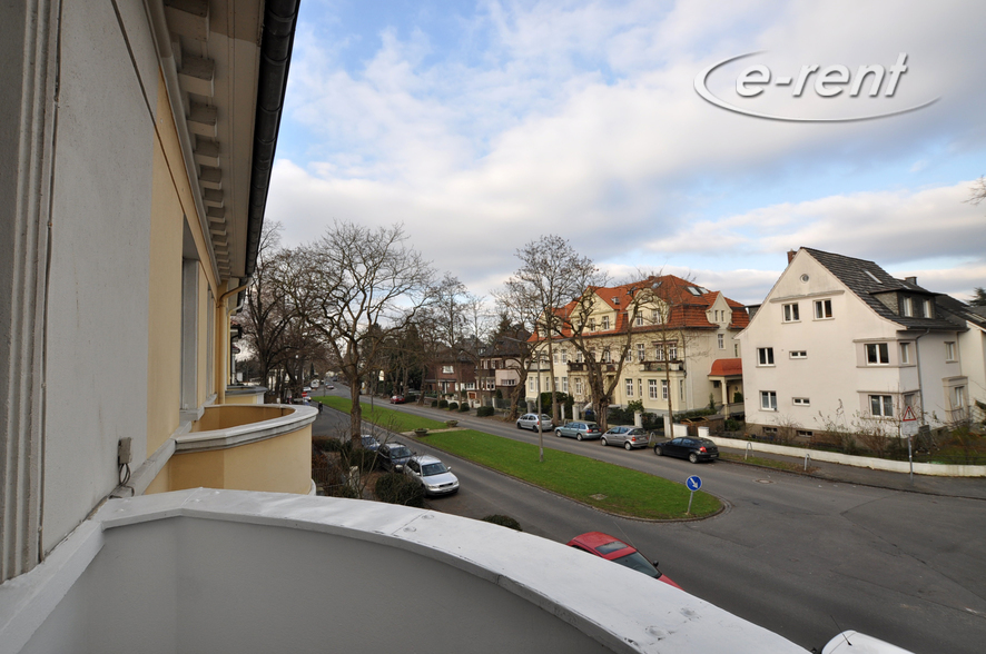 Möblierte und geräumige Altbauwohnung mit 2 Balkonen in Bonn-Villenviertel