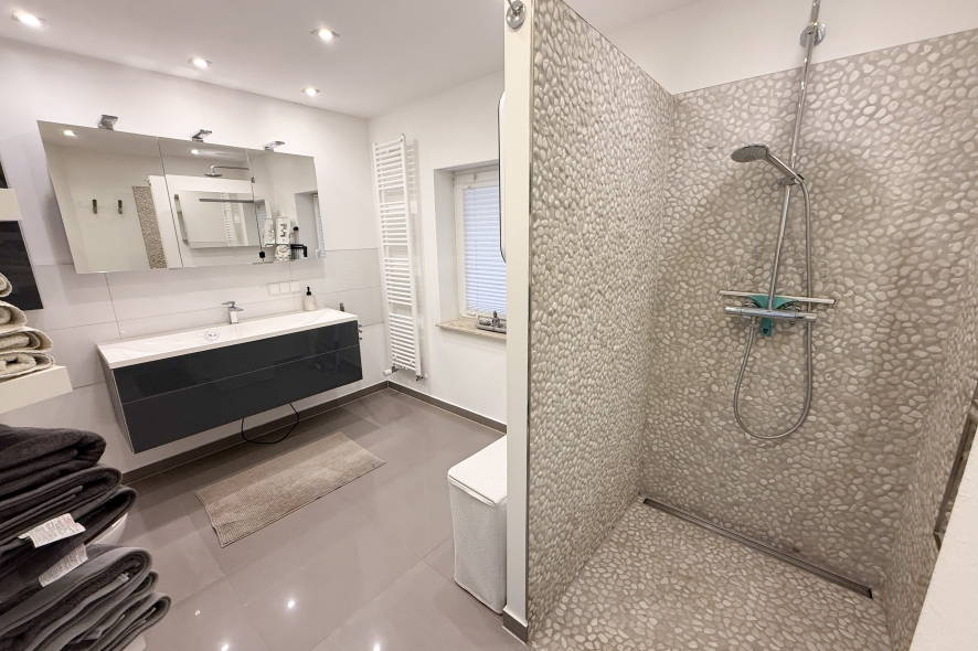 Möblierte Wohnung mit 2 Schlafzimmern 2 Bädern und Sauna in Neunkirchen-Seelscheid-Hochhausen