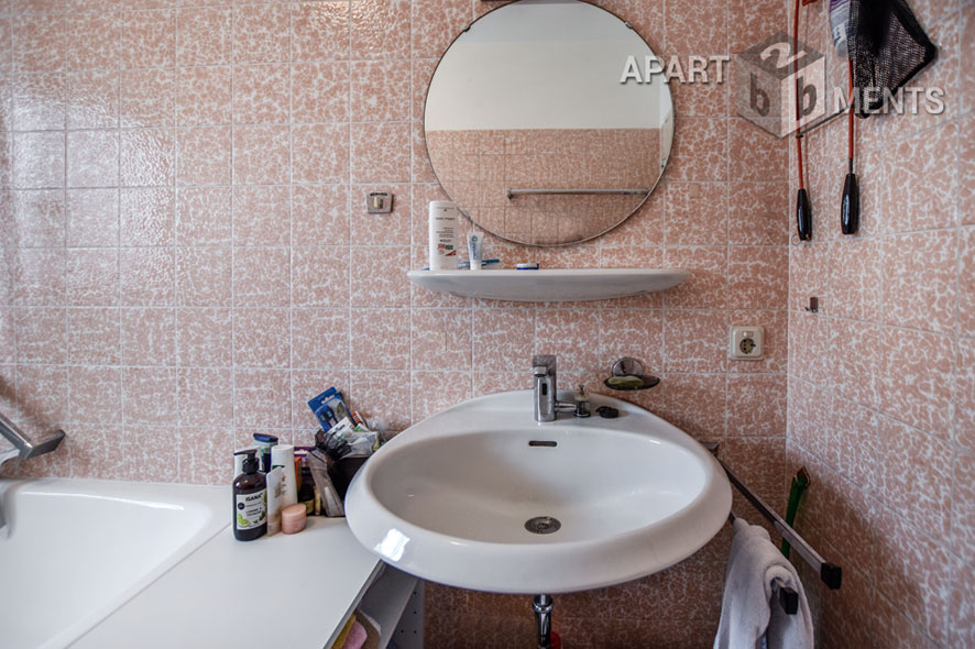 Möbliertes 2-Zimmer-Apartment mit Balkon im Villenviertel von Bonn-Plittersdorf